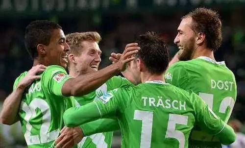 奥格斯堡队充分发挥团结力量，逆袭战胜对手