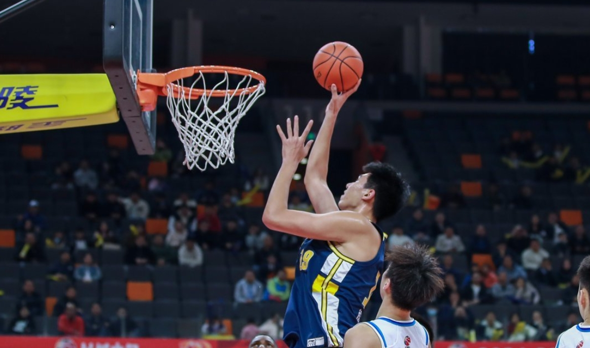 广东队在场上大展身手，斩获胜利